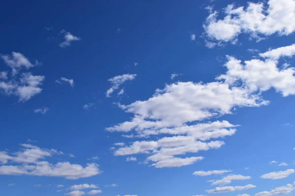 Céu Azul Lotes Pequenas Nuvens Padrão Céu Azul Profundo Nuvens — Fotografia de Stock