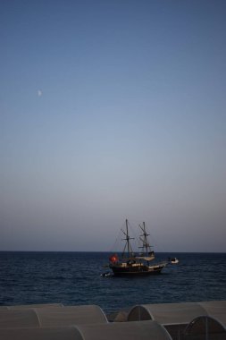 Mavi gökyüzüne karşı Akdeniz 'in derinliklerinde yelken açan eski bir korsan gemisi. Yaz tatili konsepti, spor, turizm. Korsan yolcu yelkenlisi, Tekirova, Türkiye