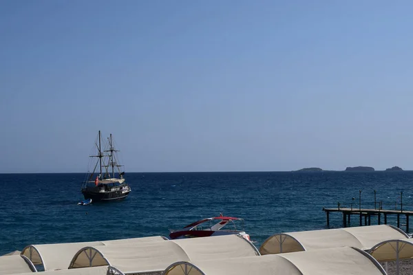 Altes Hölzernes Segelschiff Meer Blaues Wasser Blick Auf Den Horizont — Stockfoto