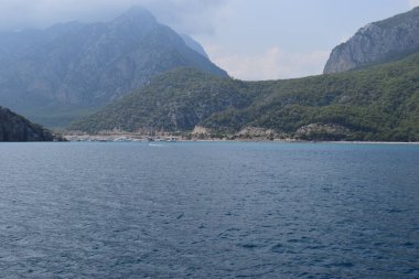 Kaplumbağa keşif botları adasının Akdeniz Antalya kıyıları güneşli bir yaz günüdür. Lüks sürat teknesi olan Marina. Güzel mavi sular ve dağlar. Antalya, Türkiye
