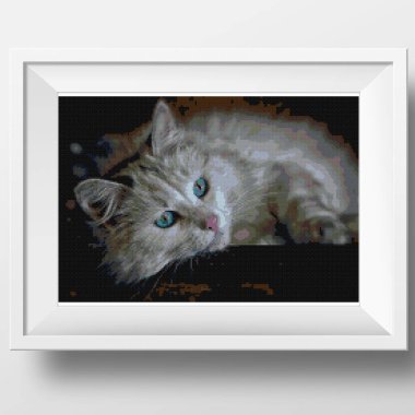 Yumuşak, açık tenli, mavi gözlü turuncu kediye yaklaş. Çapraz dikiş nakışının resmi. Örülmüş tuval yapının taklidi. Çerçevelenmiş kumaş dekoru, çapraz dikiş, nakış, dikiş.