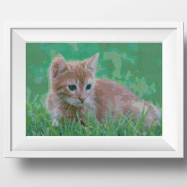 Çimlerin üzerinde küçük bir kedi yavrusu. Yaz doğasında kedi. Çapraz dikiş nakışının resmi. Örülmüş tuval yapının taklidi. Çerçeveli kumaş dekoru, güzel çapraz dikiş, nakış, dikiş.