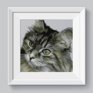 Yeşil gözlü, ciddi bir kedi portresi. Ciddi yüzlü gri çizgili tüylü kedi. Çapraz dikiş nakışının resmi. Örülmüş tuval yapının taklidi. Çerçevelenmiş kumaş dekor, çapraz dikiş