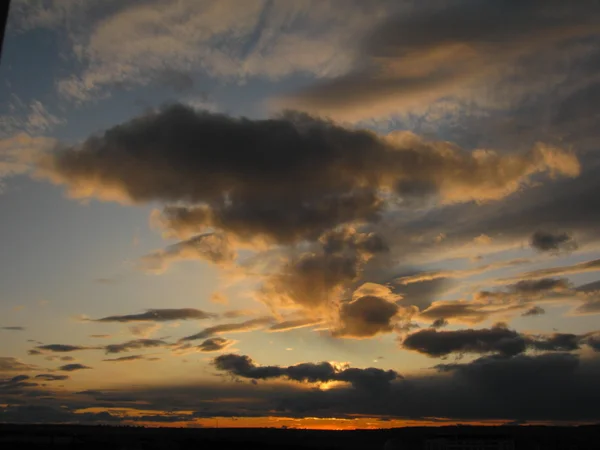 Nubes brillantes y oscuras — Foto de Stock