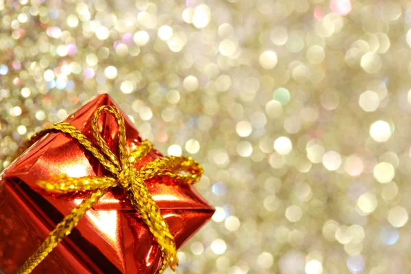 部分圣诞红色礼品盒上闪闪发光的银和金黄色蝴蝶结背景 — 图库照片