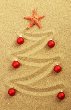 Noel ağacına kum kırmızı deniz yıldızı ve kırmızı mat Noel topları ile boyama