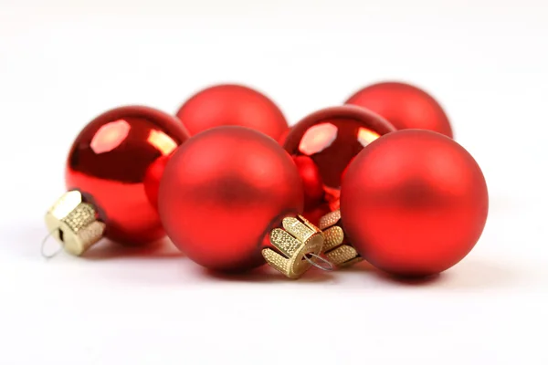 Grup beyaz zemin üzerine kırmızı Noel topları — Stok fotoğraf