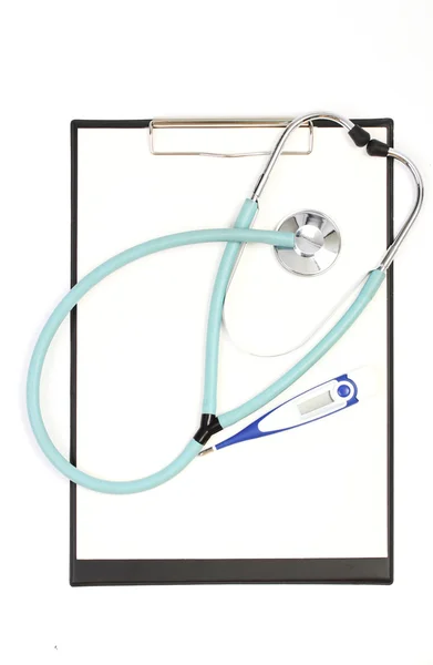 Estetoscopio de los médicos, termómetro digital y portapapeles en blanco sobre fondo blanco —  Fotos de Stock