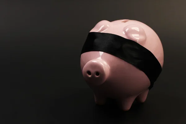 Piggy bank rosa com venda preta em pé sobre fundo preto - horizontal — Fotografia de Stock