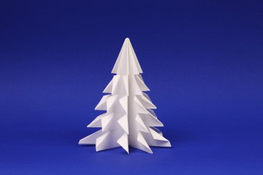 Beyaz kağıt ağaç mavi arka plan Origami ağaç üzerinde
