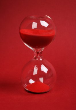 kırmızı zemin üzerine kum saati