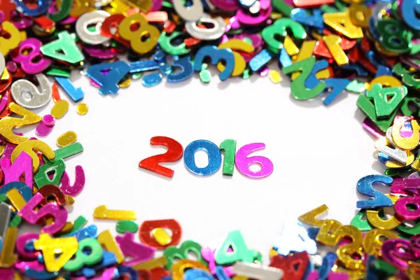 Mutlu yeni yıl 2016 sparkles renkli pırıltılar numaralarından gelen beyaz zemin üzerinde ve çevresinde diğer numaraları