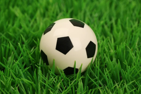 Soccer ball on a grass pitch — Stock Photo, Image