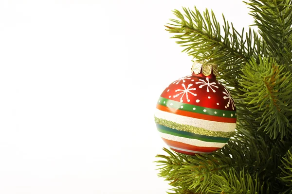 Boule colorée de Noël sur le sapin de Noël sur fond clair — Photo