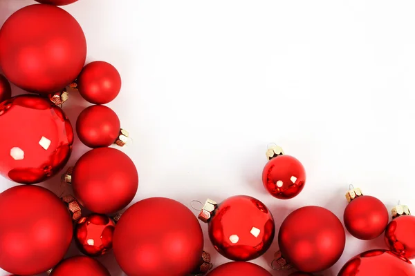 Boules de Noël rouges mates et brillantes sur fond blanc — Photo