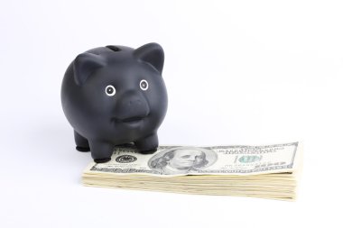 Siyah kumbara ayakta yığını para Amerikan yüz dolar faturaları beyaz arka planda siyah Cuma cyber Pazartesi