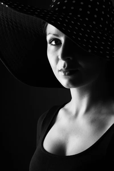 Retrato de moda de mujer elegante en sombrero blanco y negro y vestido negro vertical —  Fotos de Stock