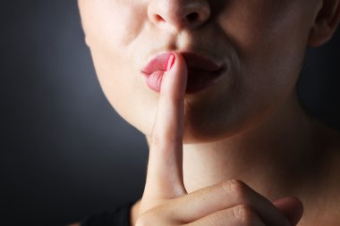 Sus bir jest yapma kadın portre resim