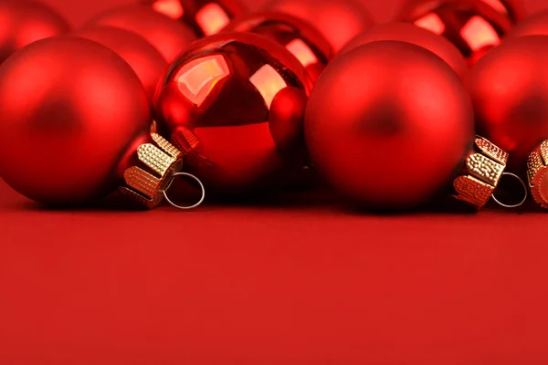 Groupe de boules de Noël rouge mat et brillant sur fond rouge — Photo