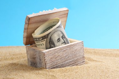 Para Amerikan yüz dolarlık banknot bir plajda ile göğüs