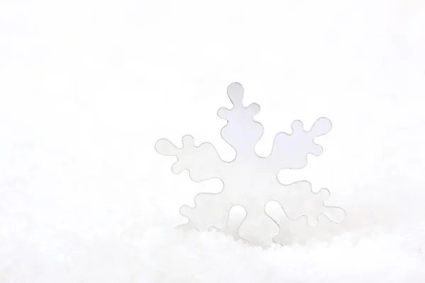 雪白色背景上的雪花 — 图库照片