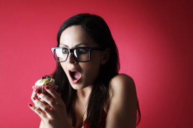 Cupcake genç güzel kadın kırmızı arka plan - diyet programı ile tatlı hayat