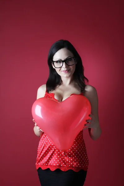 발렌타인 레드 배경에 두 개의 풍선 모양 심장와 빨간 란제리에 섹시 한 여자 — 스톡 사진