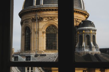 Fransa Enstitüsü penceresi görünümü