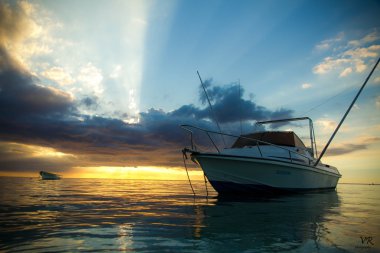 Sahilde gün batımı 
