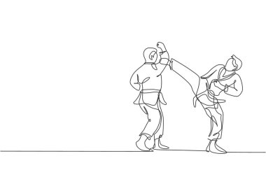 Tek sıra halinde iki genç karatekalı kimonolu adamın dojo 'da karate çalışmalarını çekiyor. Dövüş sporları eğitimi konsepti. Moda bir çizgi tasarım vektörü grafik çizimi