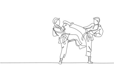 Tek sıra halinde iki genç karatekalı kimonolu adamın dojo 'da karate çalışmalarını çekiyor. Dövüş sporları eğitimi konsepti. Moda bir çizgi tasarım vektörü grafik çizimi