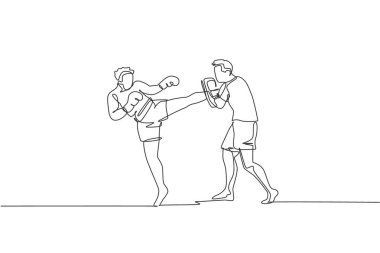 Spor salonunda kum torbası tutan kişisel antrenörüyle genç sporcu kickboxer sporcu eğitiminin kesintisiz çizimi. Kavgacı spor konsepti. Tek çizgi çizimi tasarım vektör çizimi