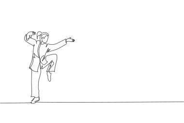 Kimono giymiş kung fu savaşçısı genç Wushu ustası bir kadını sürekli çeken bir çizgi eğitimde duruş dengesini sağlar. Dövüş sporları yarışması konsepti. Tek çizgi çizimi grafik tasarım vektörü çizimi