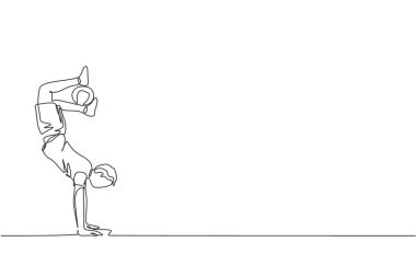 Genç futbolcu serbest oyuncunun sürekli çizdiği bir çizim topun sokakta ayakta durmasını sağlıyor. Futbol serbest spor konsepti. Tek çizgi çizimi tasarım vektör çizimi