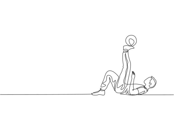 Один сплошной рисунок линии молодой спортсмен футбольный фристайл практика держать мяч с пальцем на улице. Футбольный фристайл. Динамическая иллюстрация вектора рисунка одной линии