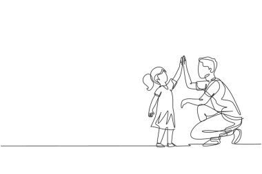 Okul başarısı ve ebeveynlik zamanı için genç babanın kızına beşlik çaktığı tek sıra çizimi. Aile ebeveynliği konsepti. Bir satır çizimi tasarım vektörü illüstrasyonu