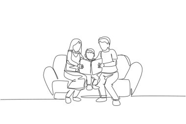 Tek sıra halinde genç anne ve babaları kanepede oturup evdeki oğullarına masal kitabı okuyorlar. Mutlu aile ebeveynliği kavramı. Moda bir çizgi tasarım vektörü grafik çizimi