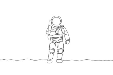 Uzay lazer silahı tutan genç astronotların çizdiği tek bir çizim Ay yüzeyindeki vektör çiziminde savaşa hazır olun. Kozmonot derin uzay kavramı. Modern sürekli çizgi çizimi tasarımı