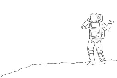 Kozmonotun tek bir çizimi uydu yüzey vektör illüstrasyonunda akıllı telefon kullanarak partnerini arar. Uzay kavramı olan bir astronot ofisi. Modern sürekli çizgi çizimi tasarımı