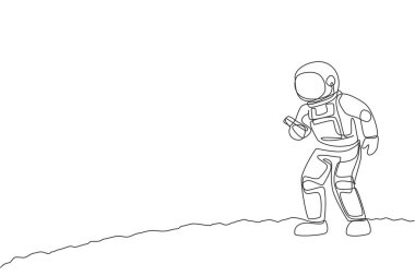 Ay yüzeyindeki tek bir kozmonot çizimi akıllı telefon vektör çizimi ile Dünya 'daki aileyi arar. Uzay kavramı olan bir astronot ofisi. Devamlı çizgi çizimi tasarımı