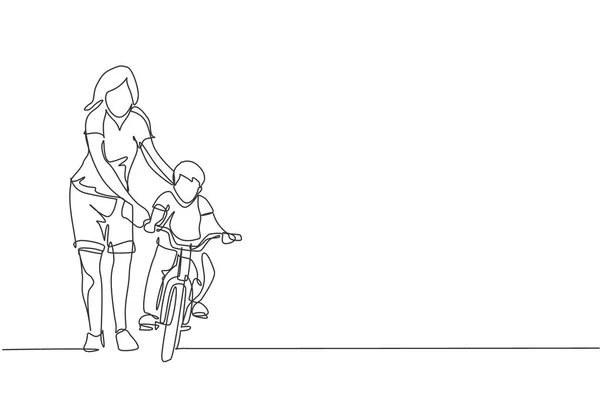 屋外公園で母親と一緒に自転車に乗ることを学ぶ若い子供たちのシングル連続線画 親のレッスン 家族の時間概念 トレンド1ラインは グラフィックデザインベクトルイラストを描く — ストックベクタ