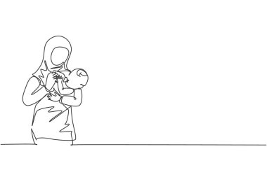 Genç İslami annenin bebeğine sarılıp sağlıklı yiyecekleri yedirdiği tek sıra çizimi. Arap Müslüman mutlu aile anneliği kavramı. Bir çizgi çizimi tasarım vektörü illüstrasyonu