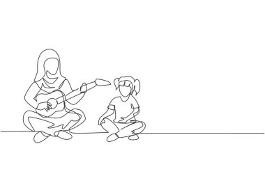Genç Arap annenin sürekli çizdiği bir çizim, kızına gitar çalmayı ve evde şarkı söylemeyi öğretiyor. Mutlu İslami Müslüman ebeveynlik aile kavramı. Dinamik tek çizgi çizimi tasarım vektörü illüstrasyonu