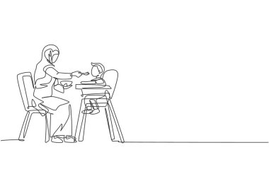 Genç İslami annenin evdeki küçük çocuğuna organik gıda yedirdiği tek bir çizgi. Arap Müslüman mutlu aile anneliği kavramı. Bir satır çizimi tasarım vektörü illüstrasyonu