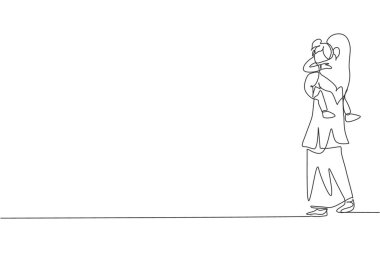 Genç İslami kızın yatak odasına yürürken annesinin kucağında uyuduğu tek sıra. Arap Müslüman mutlu aile anneliği kavramı. Bir satır çizimi tasarım vektörü illüstrasyonu