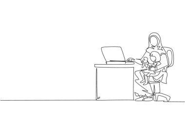 Genç İslami annenin çizdiği tek bir çizim kızını kucak vektörü çiziminde tutarken evde çalışıyor. Mutlu Arap Müslüman aile ebeveynliği kavramı. Modern sürekli çizgi çizimi tasarımı