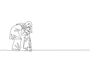 Genç Arap annenin okula gitmeden önce kızına sarıldığı tek sıra çizimi, mutlu ebeveynlik. İslami Müslüman aile bakımı, annelik kavramı. Bir satır çizimi tasarım vektörü illüstrasyonu