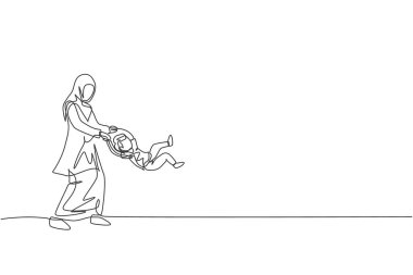 Genç İslami annenin sürekli çizdiği tek çizgi. Oğlunu evde havada sallıyor. Mutlu bir ebeveynlik. Arap aile bakım konsepti. Bir satır çizimi tasarım vektörü illüstrasyonu