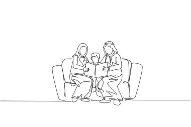 Genç Arap ebeveynlerin kanepede oğluyla oturup kitap okurken sürekli çizdikleri bir çizgi. Mutlu İslami Müslüman ebeveynlik aile kavramı. Tek çizgi grafik tasarım vektör çizimi