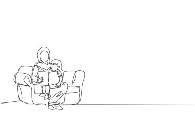 Kanepede oturan genç Arap anneyi çizen tek sıra kızına bir kitap okudu. Müslüman mutlu aile ebeveynliği kavramı. Bir satır grafik çizimi tasarım vektörü illüstrasyonu